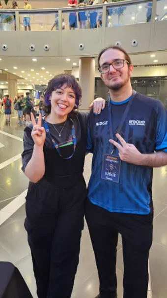Sara junto a otra persona durante el encuentro en Murcia