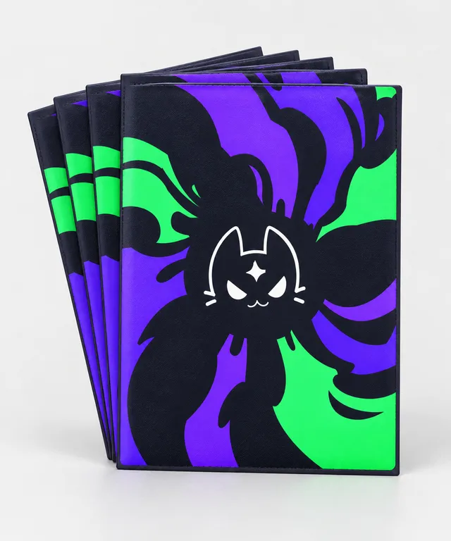 Ejemplo de fundas para cartas con estampado violeta, verde y negro y un gato blanco